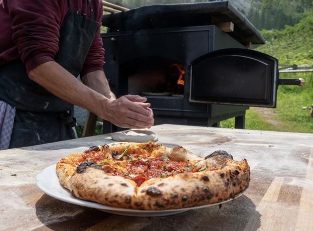 Pizza-Freitag auf der Sarotlahütte